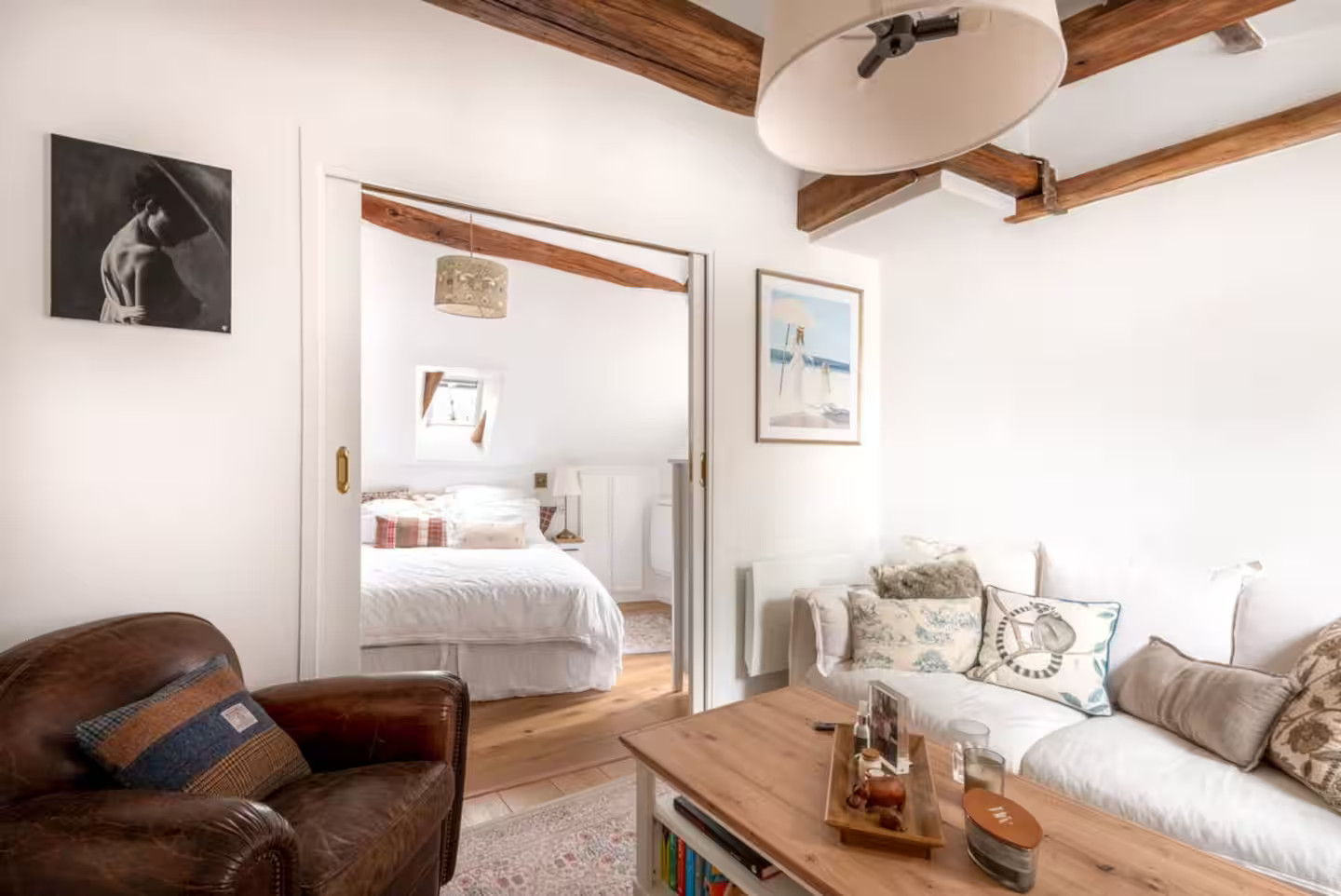 chambre et salon avec poutres appartement Paris proche Saint-Eustache