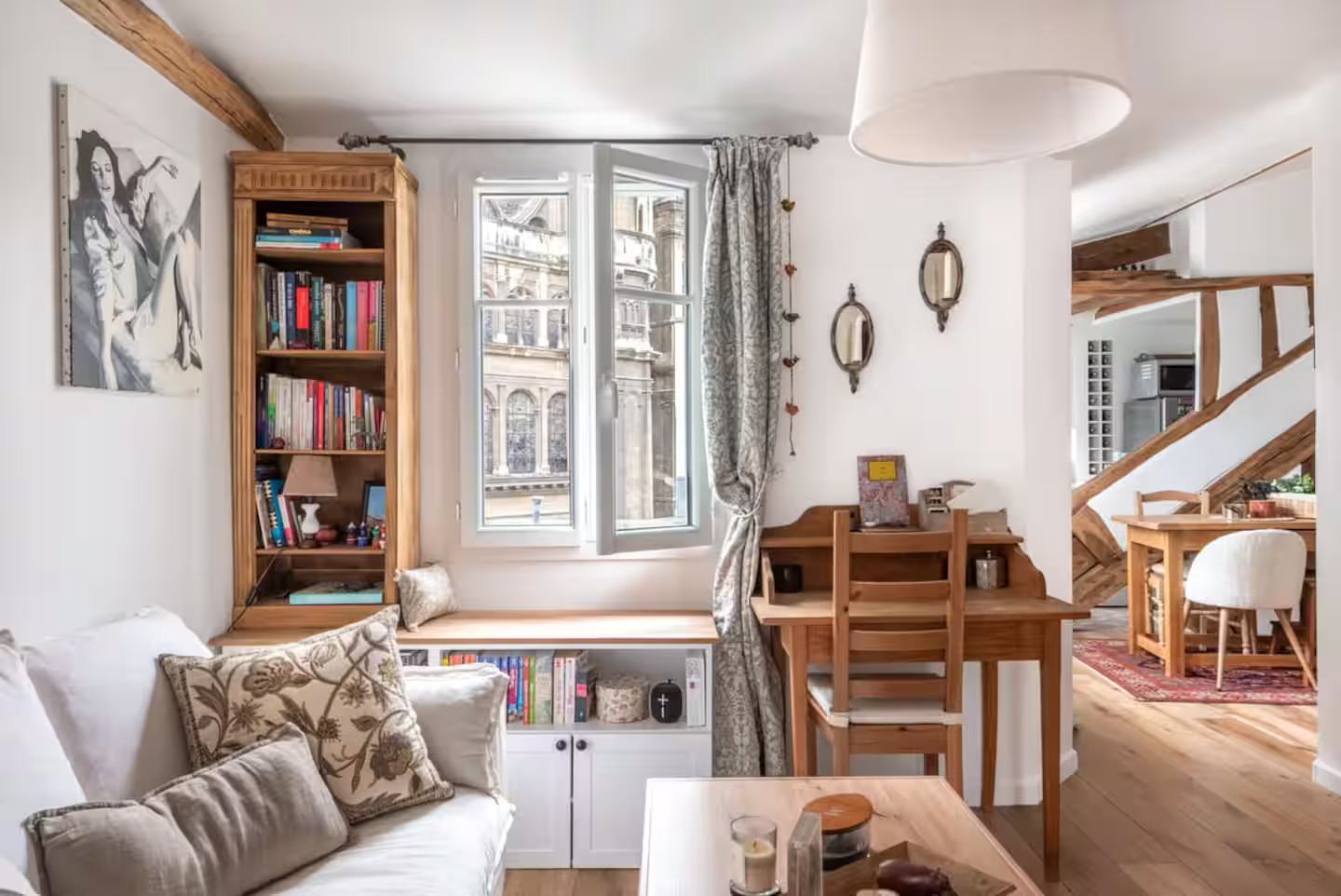 salon avec poutres appartement Paris proche Saint-Eustache