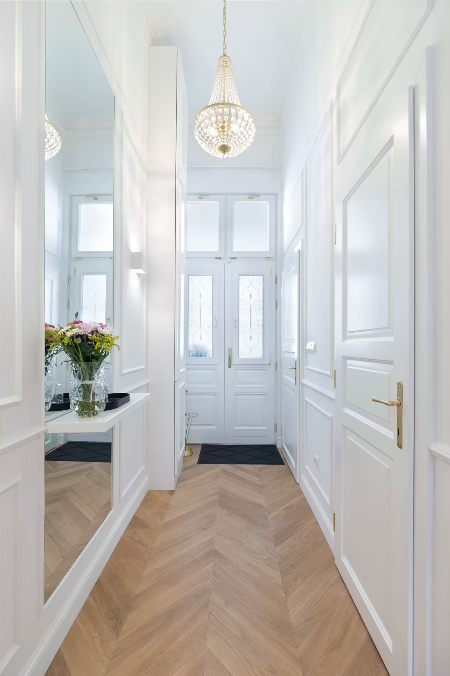 couloir parquet pointe de Hongrie appartement ancien décoration design Budapest couloir parquet pointe de Hongrie appartement ancien décoration design Budapest