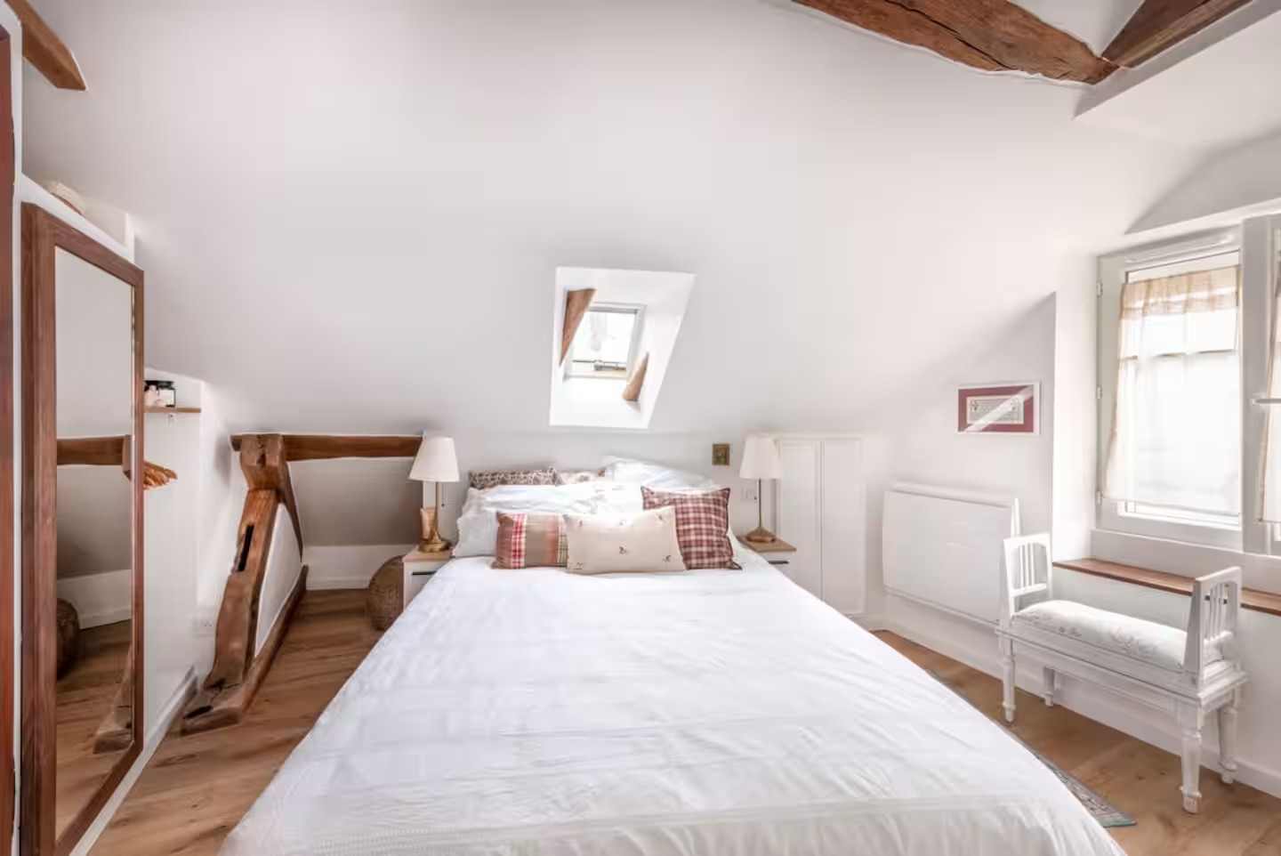 chambre avec poutres appartement Paris proche Saint-Eustache