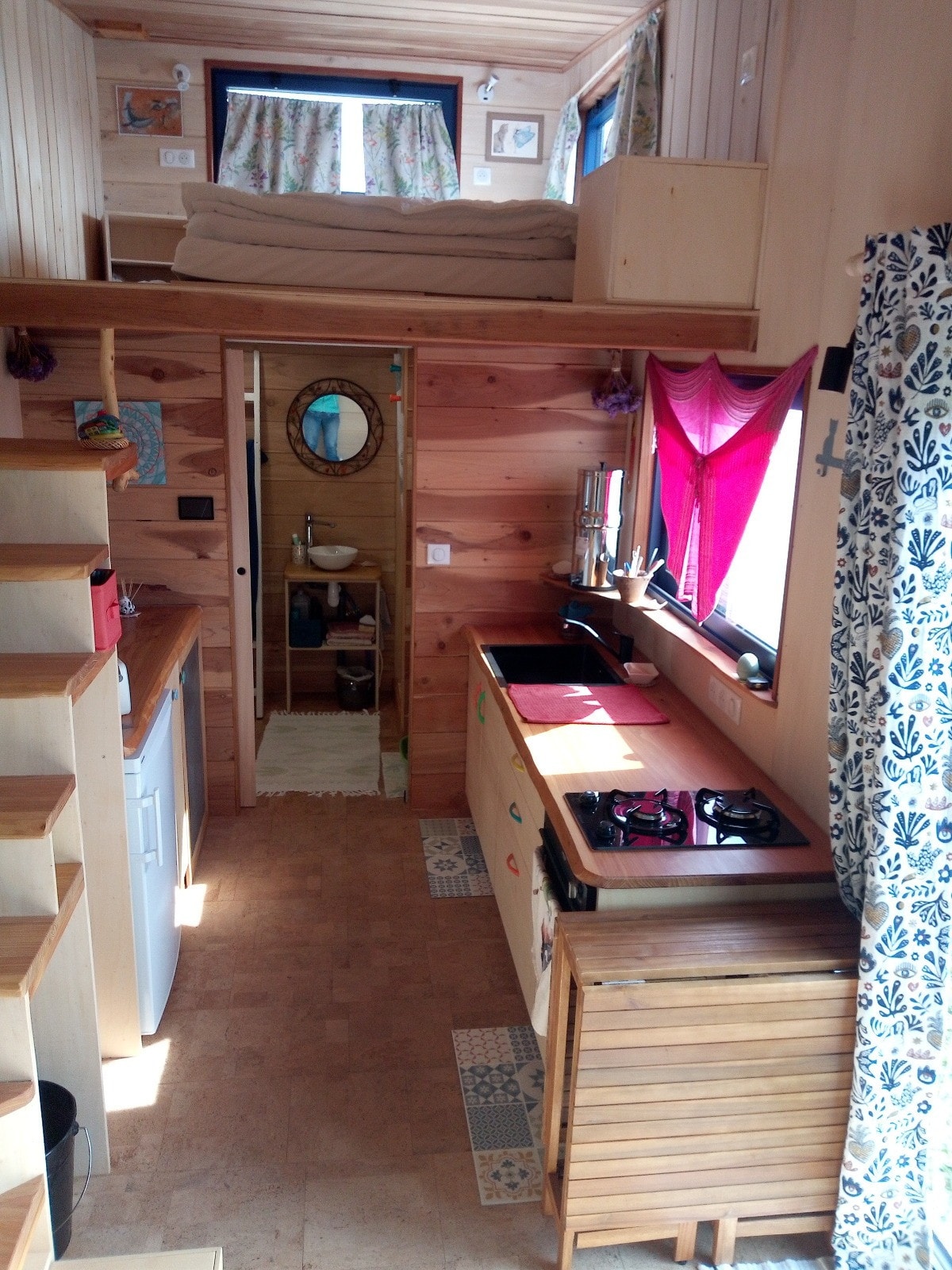 cuisine et chambre en mezzanine tiny house française 15m2 Birdy par Atelier Bois d cuisine et chambre en mezzanine tiny house française 15m2 Birdy par Atelier Bois d'ici