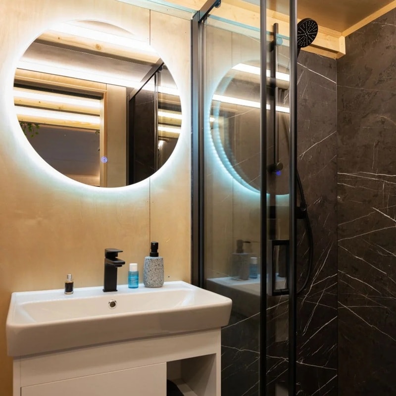 salle de bain bois et noir