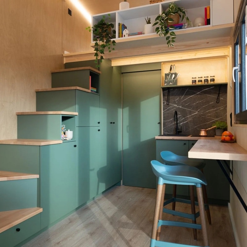 cuisine et escalier avec rangements petite maison en bois 23m2 Aurora