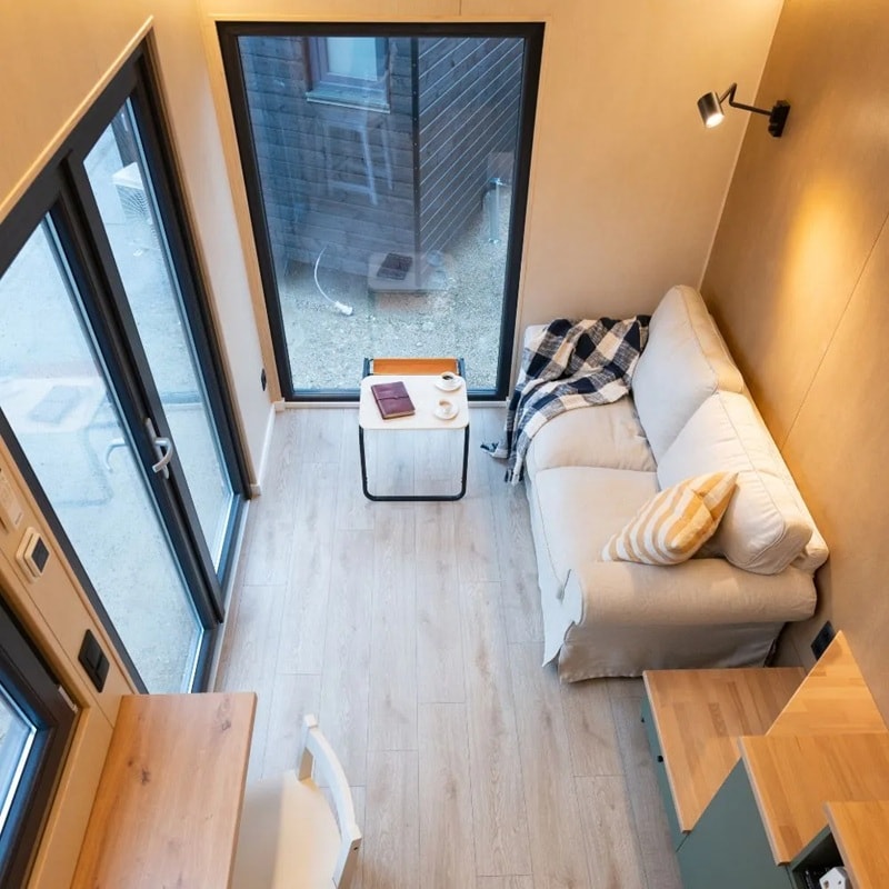 salon double hauteur petite maison en bois 23m2 Aurora