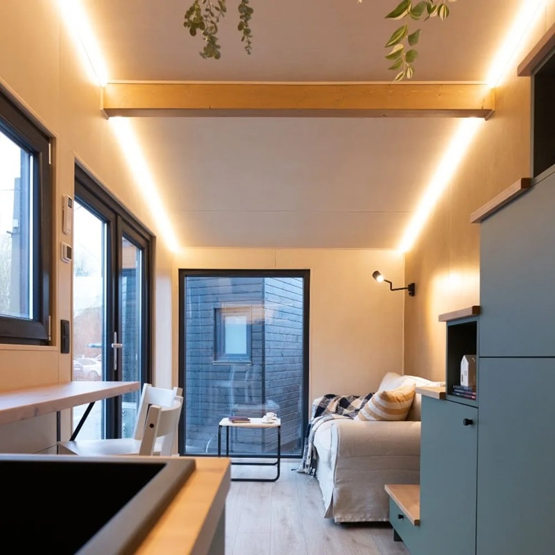 cuisine et salon avec escalier petite maison en bois 23m2 Aurora