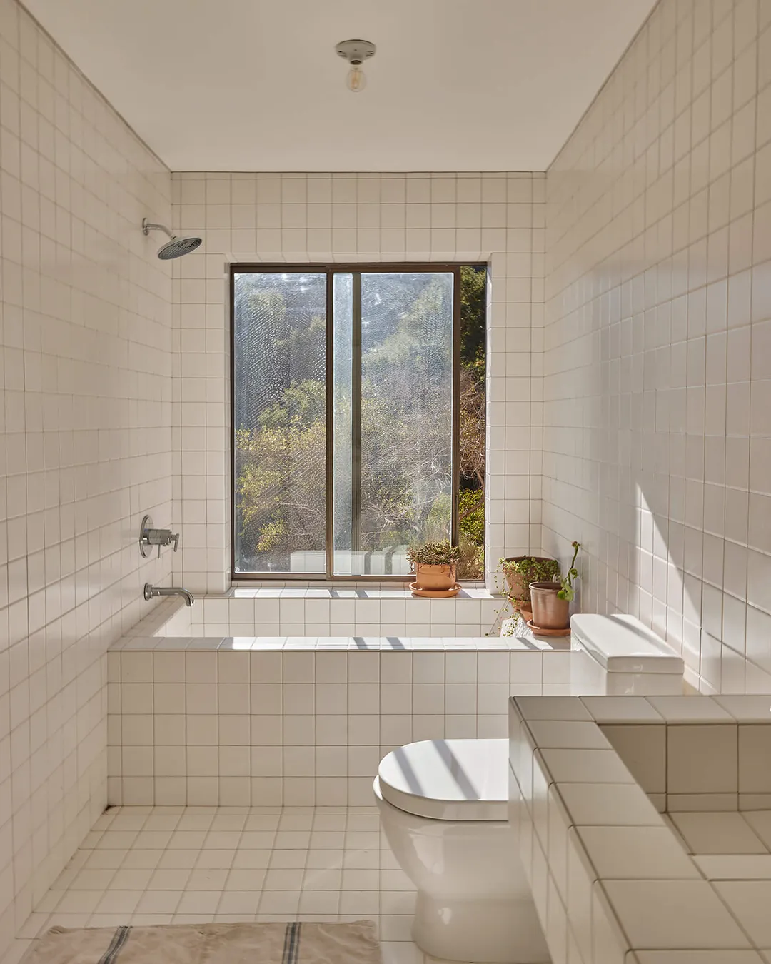 salle de bain carrelage blanc avec fenêtre maison Sea Ranch Californie salle de bain carrelage blanc avec fenêtre maison Sea Ranch Californie