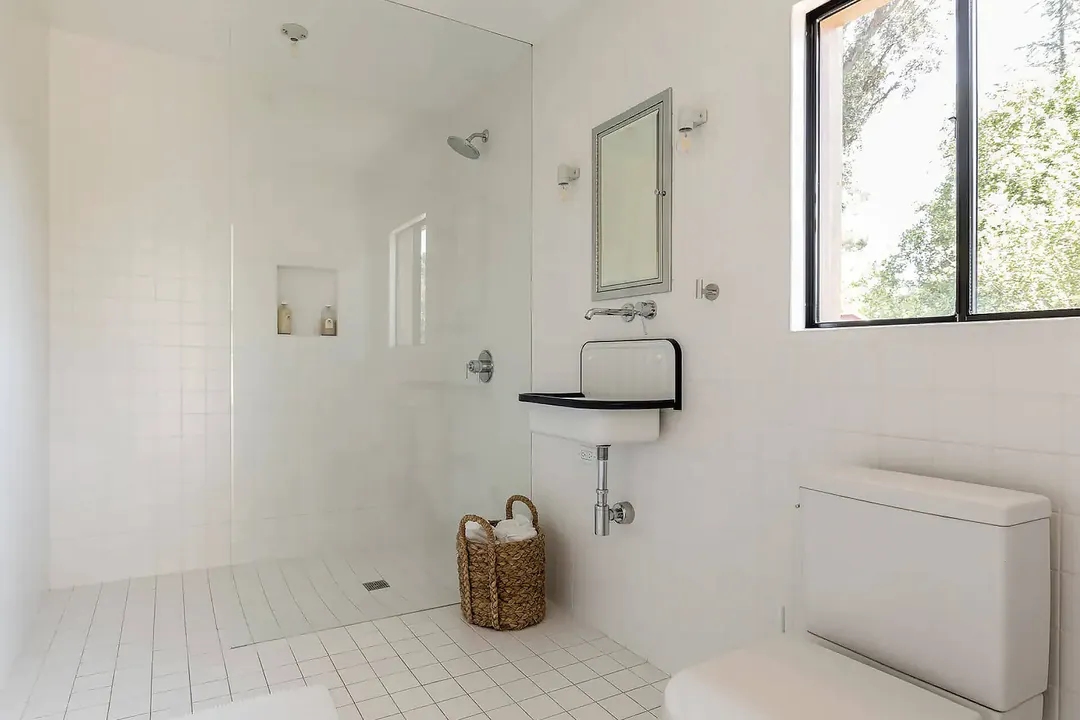 salle de bain carrelage blanc avec fenêtre maison Sea Ranch Californie salle de bain carrelage blanc avec fenêtre maison Sea Ranch Californie