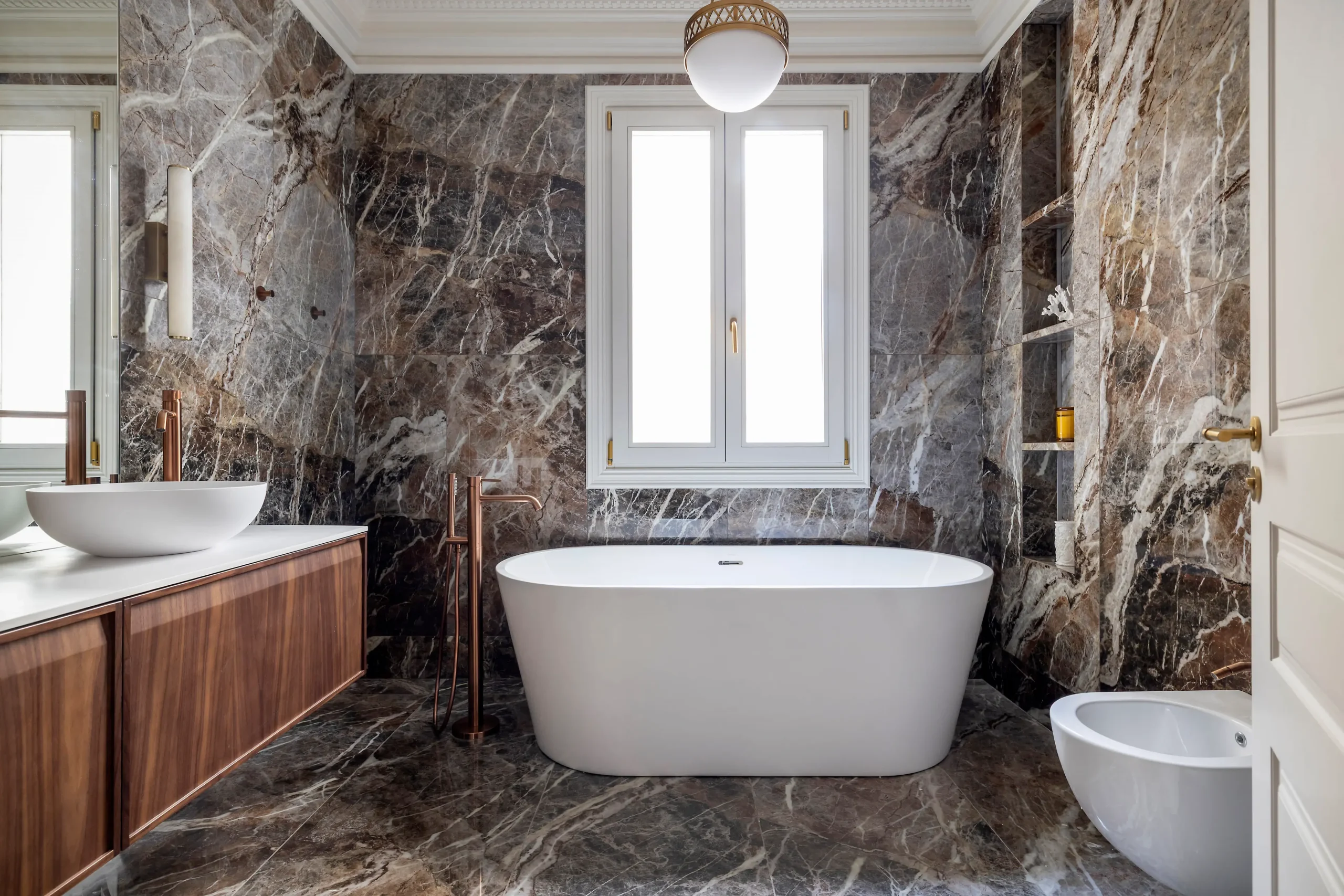 salle de bain marbre appartement Barcelone décoration classique chic et contemporaine