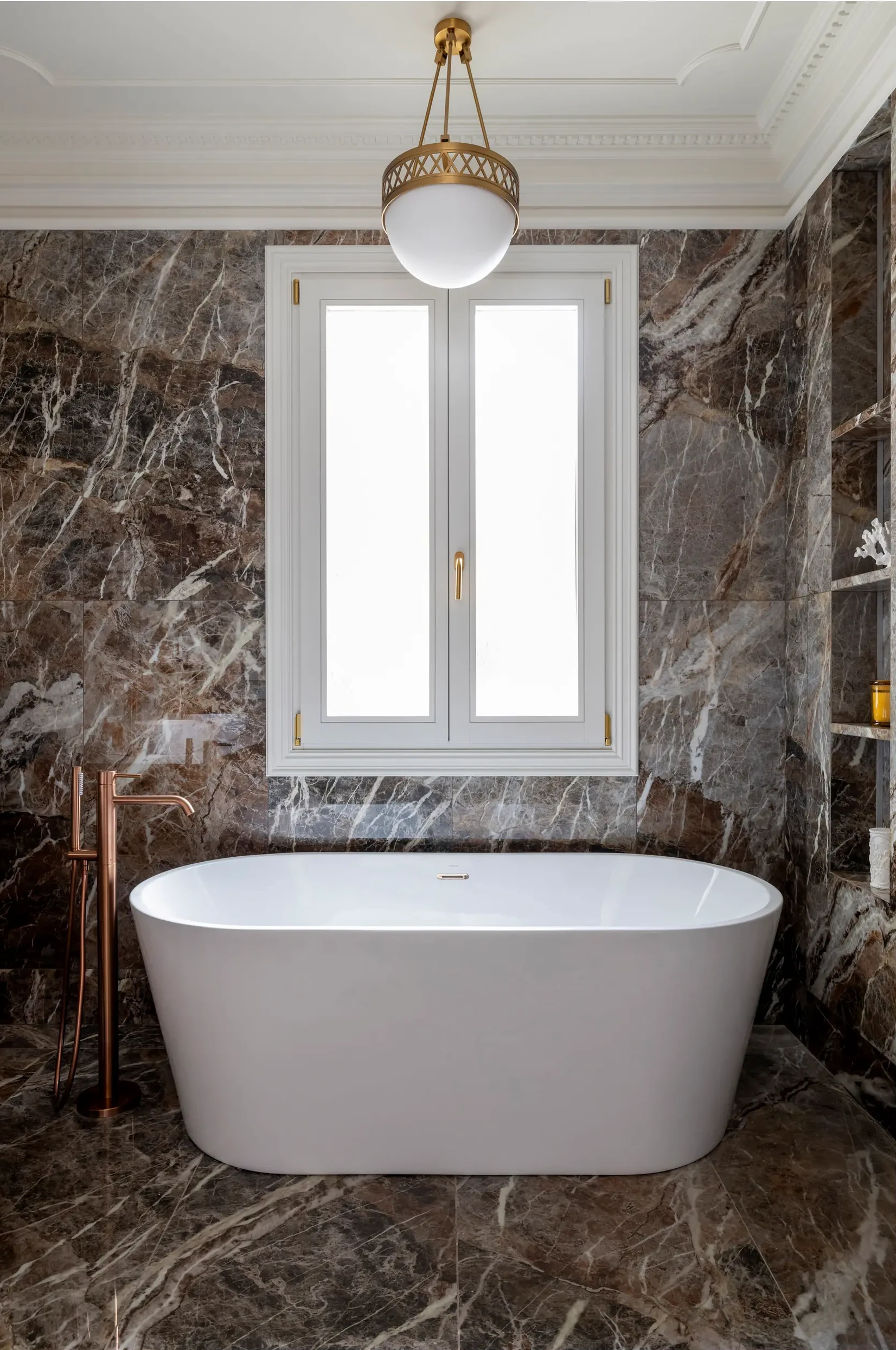 salle de bain marbre appartement Barcelone décoration classique chic et contemporaine