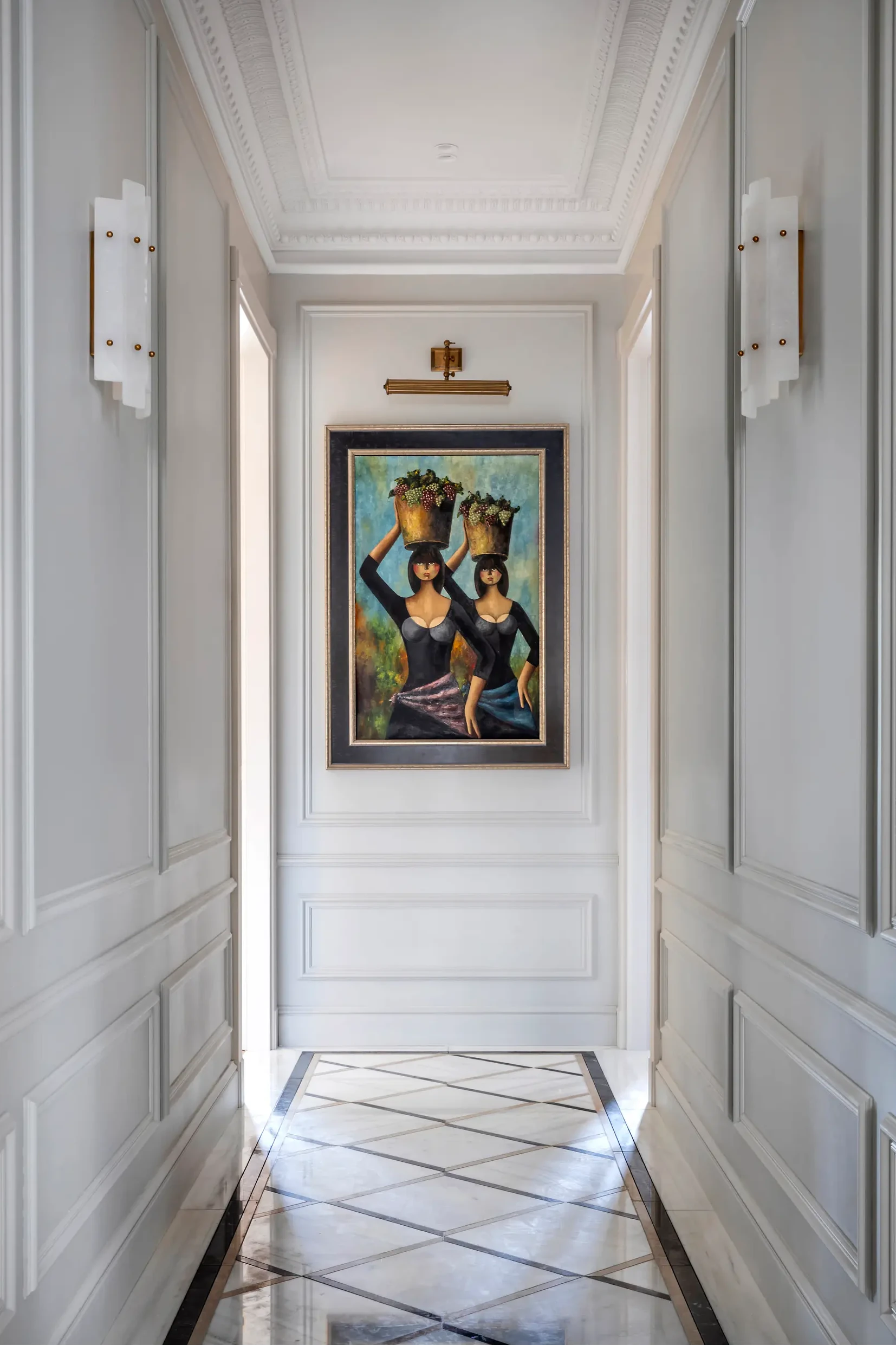 entrée avec moulures et sol marbre appartement Barcelone décoration classique chic et contemporaine