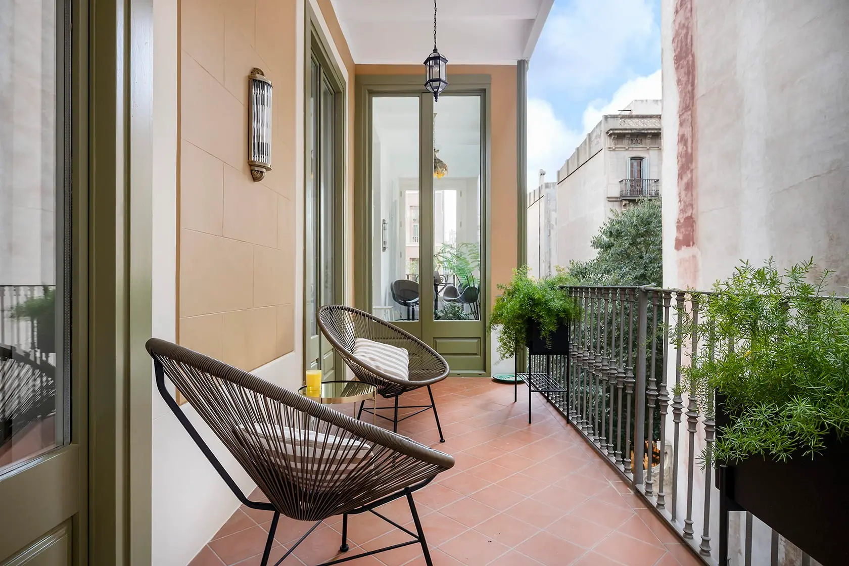 balcon appartement Barcelone rénové décoration design