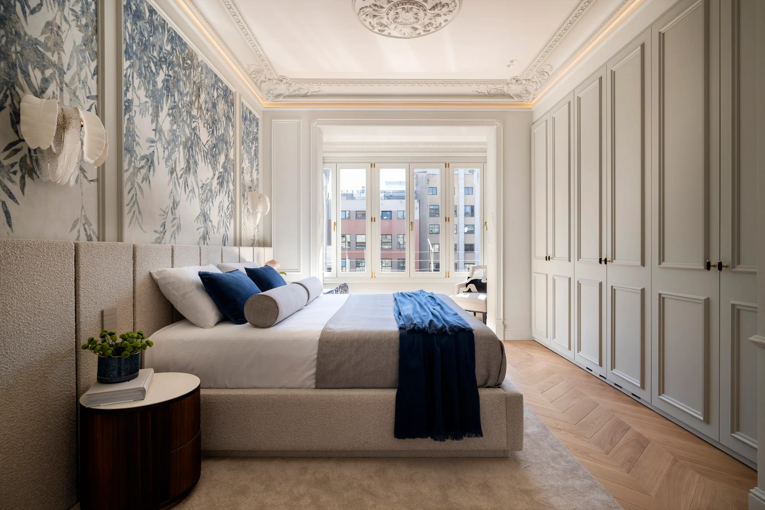 chambre avec moulures appartement Barcelone décoration classique chic et contemporaine
