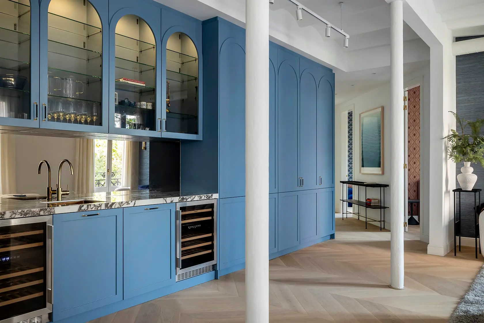 cuisine ouverte bleue appartement ancien rénové décoration design