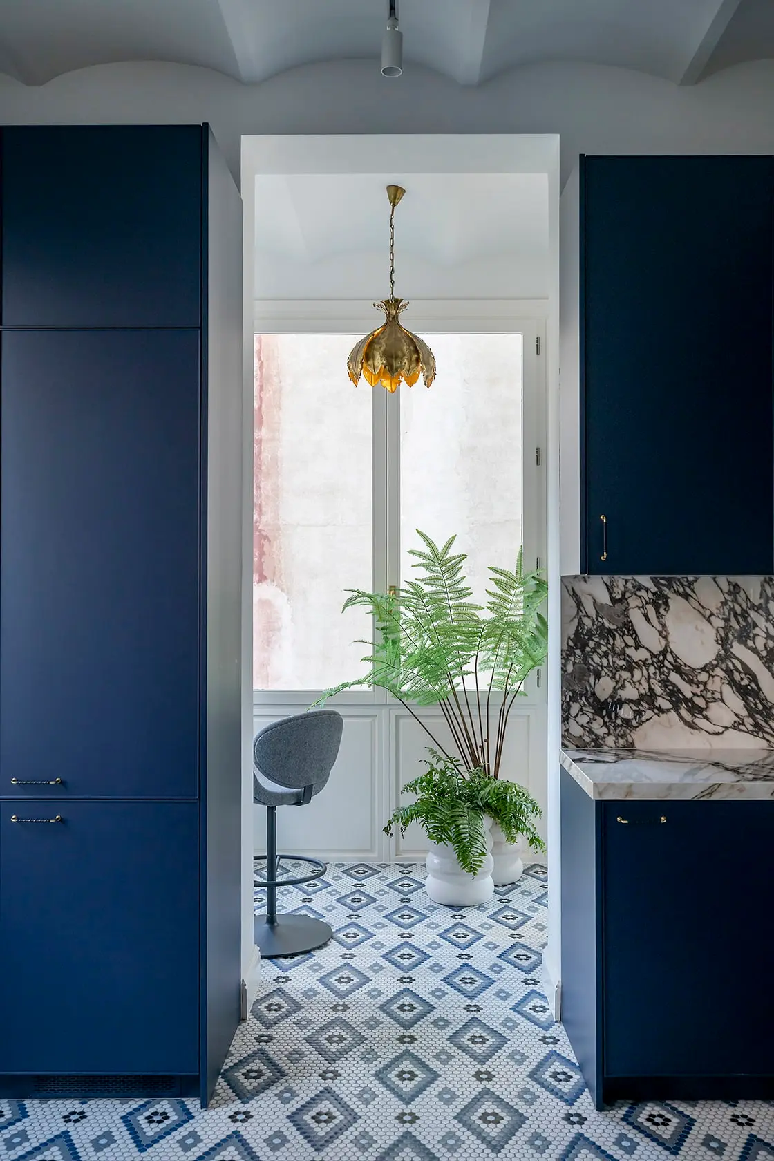 cuisine bleue et marbre sol mosaïque appartement ancien rénové décoration design