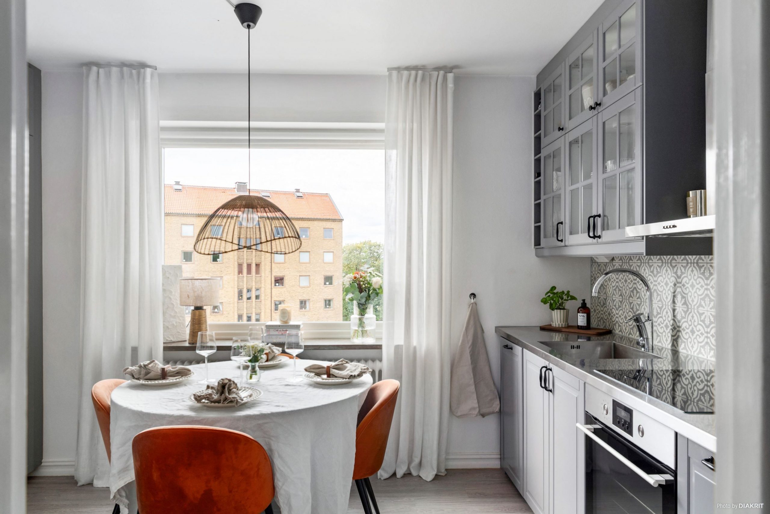 cuisine IKEA grise avec table salle à manger studio 41m2 décoration blanche scandinave cuisine IKEA grise avec table salle à manger studio 41m2 décoration blanche scandinave