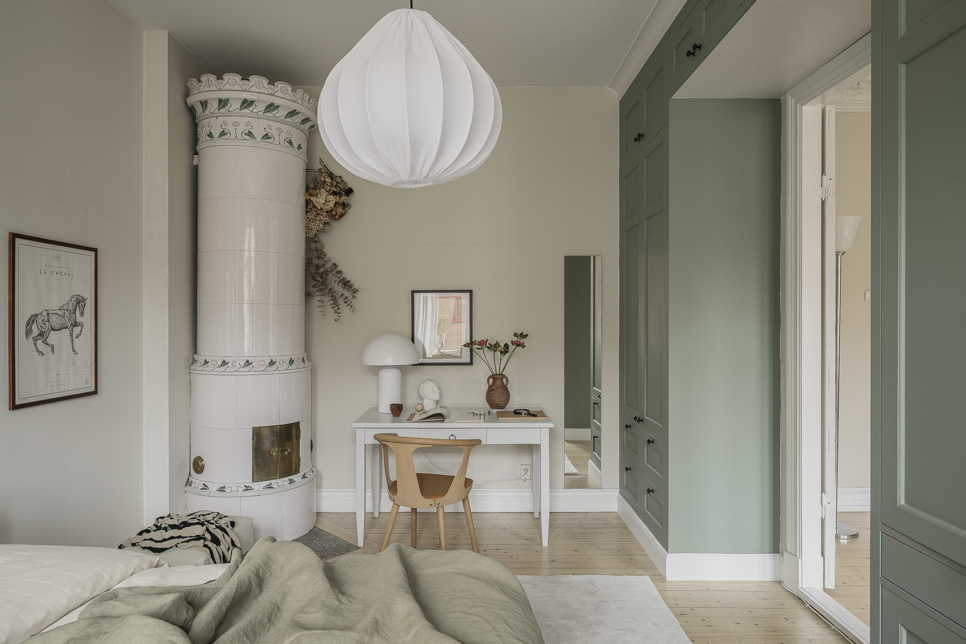 chambre avec dressing portes vertes et poêle faïence appartement ancien décoration scandinave chambre avec dressing portes vertes et poêle faïence appartement ancien décoration scandinave