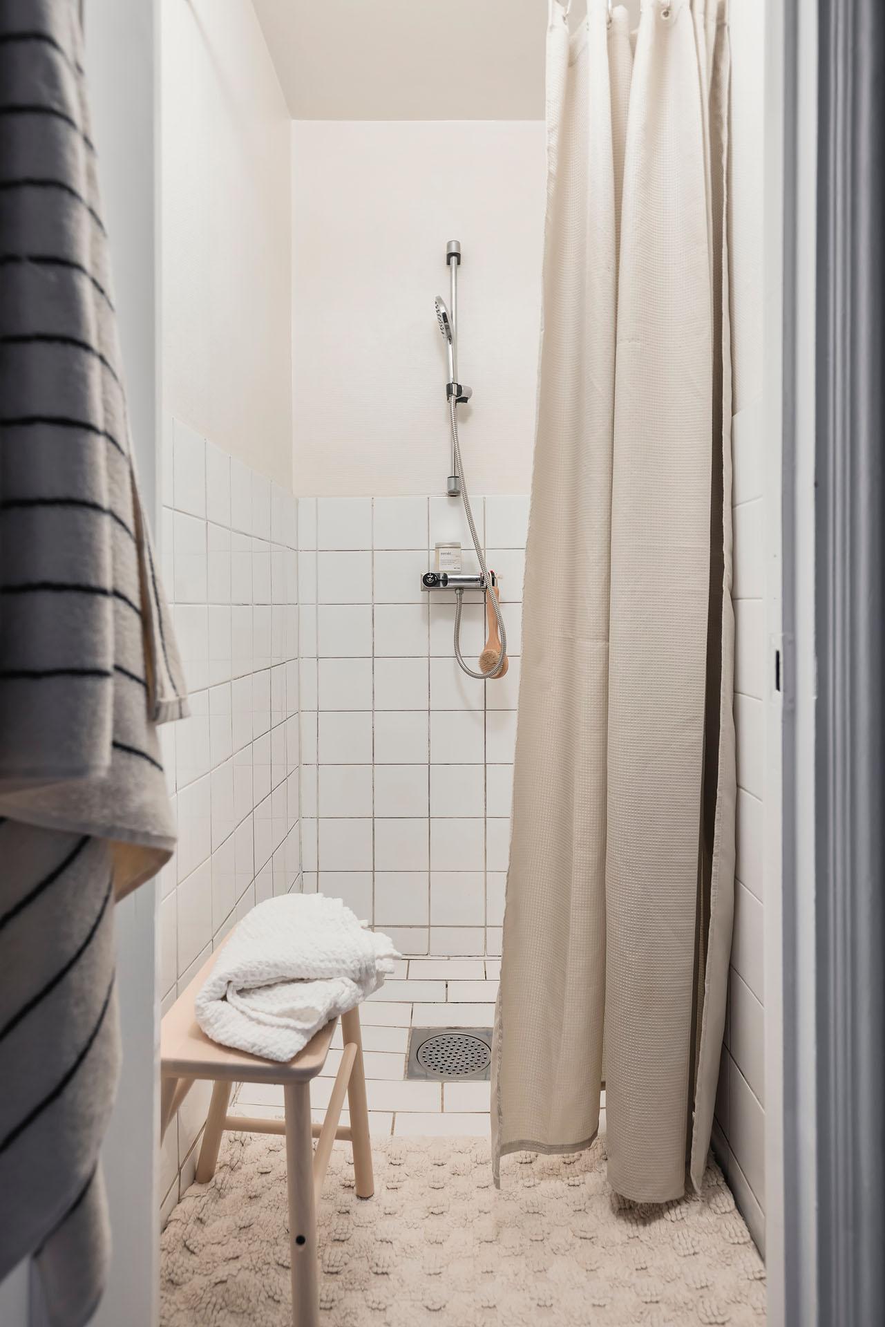 salle de bain beige et blanche
