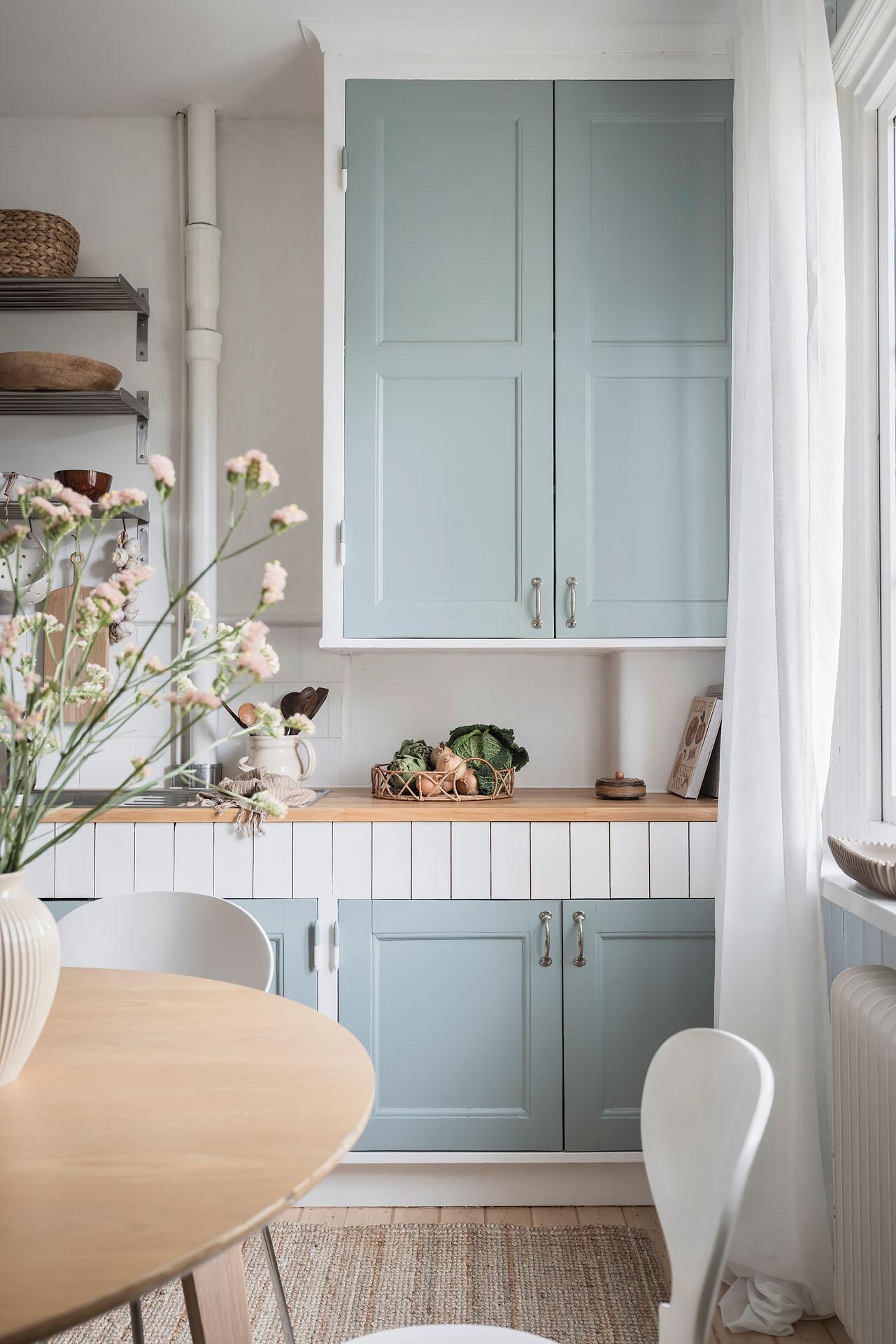 cuisine bleu doux avec espace salle à manger studio 42m2