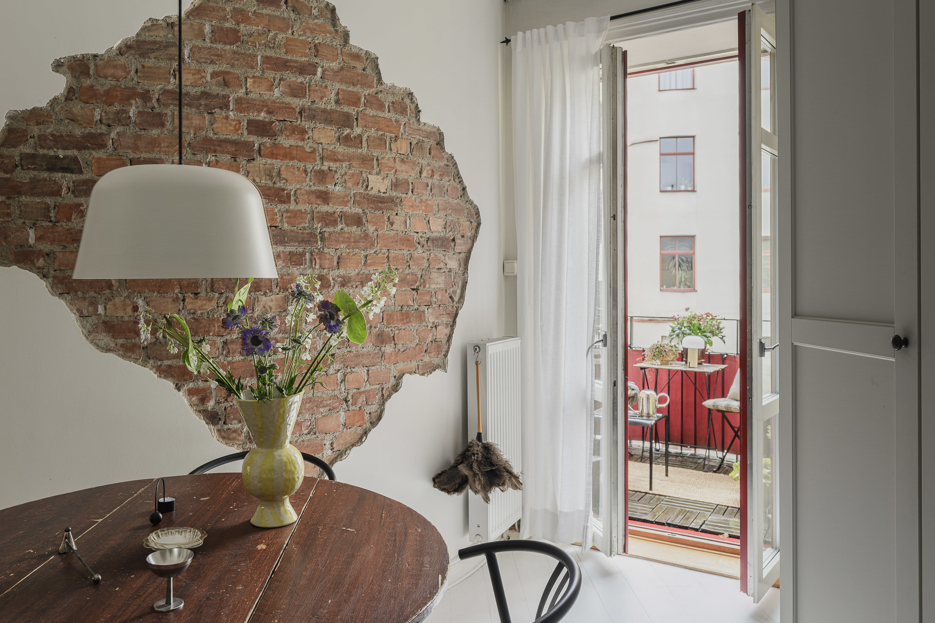 salle à manger avec mur briques anciennes et balcon salle à manger avec mur briques anciennes et balcon