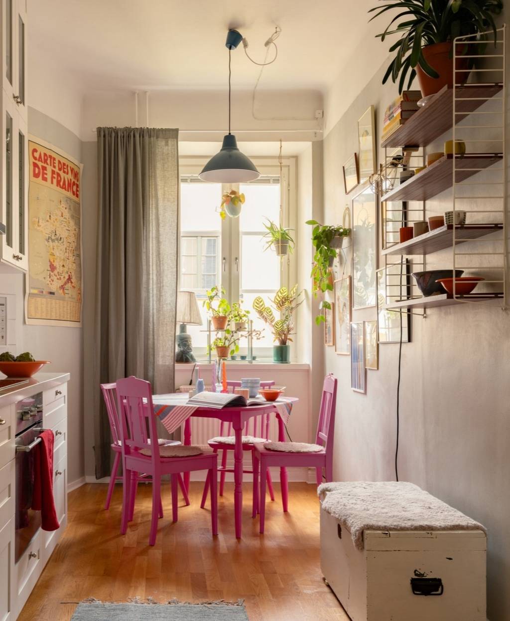 cuisine beige type shaker appartement au design scandinave vintage et coin repas rose vif cuisine beige type shaker appartement au design scandinave vintage et coin repas rose vif