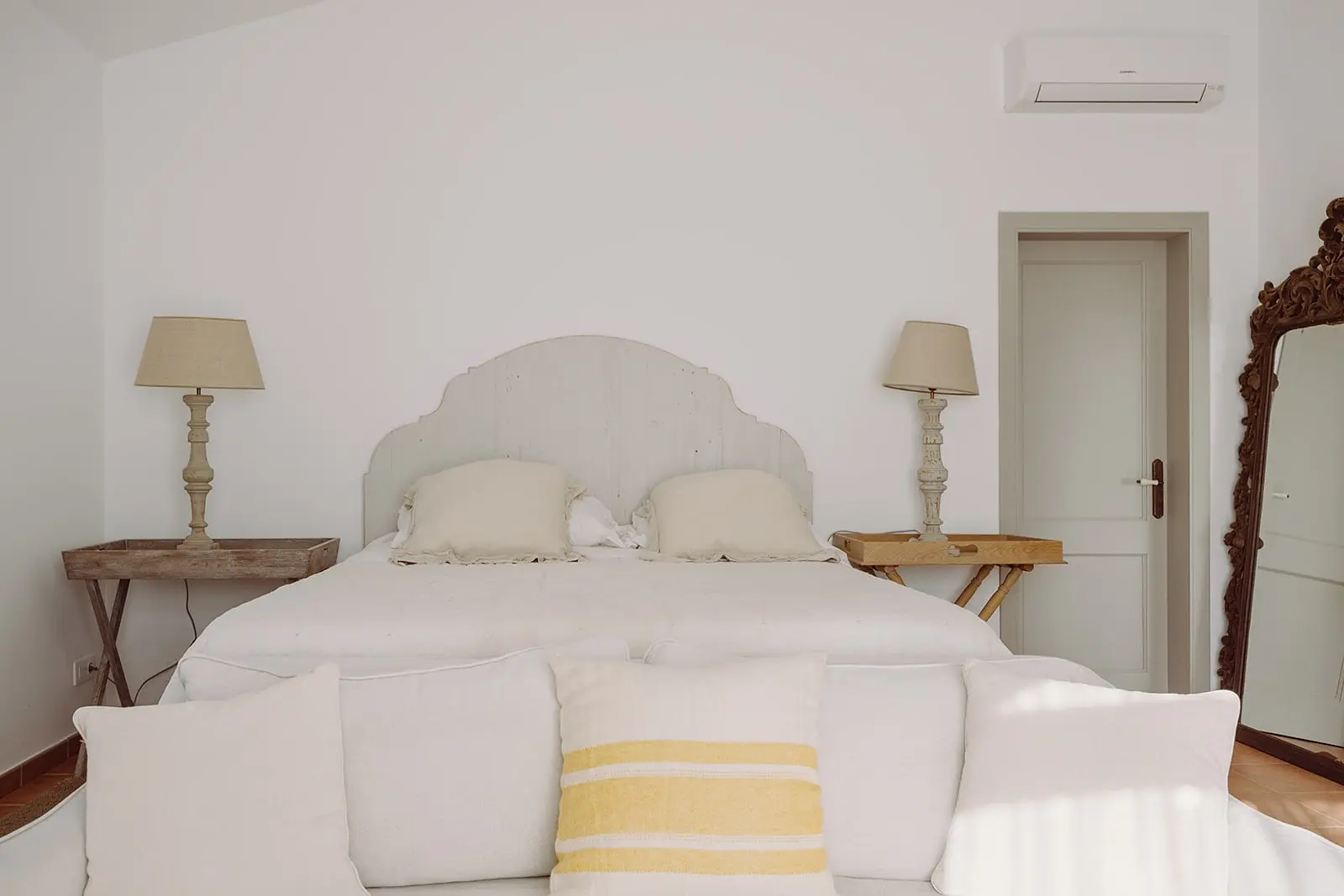 chambre décoration rustique chic beige maison Minorque avec piscine Can Bia chambre décoration rustique chic beige maison Minorque avec piscine Can Bia
