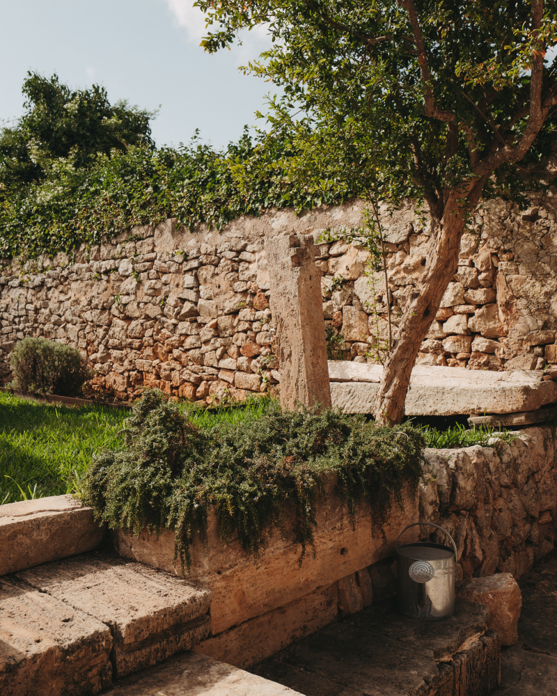 jardin murs en pierres et terrasse maison ancienne Majorque jardin murs en pierres et terrasse maison ancienne Majorque