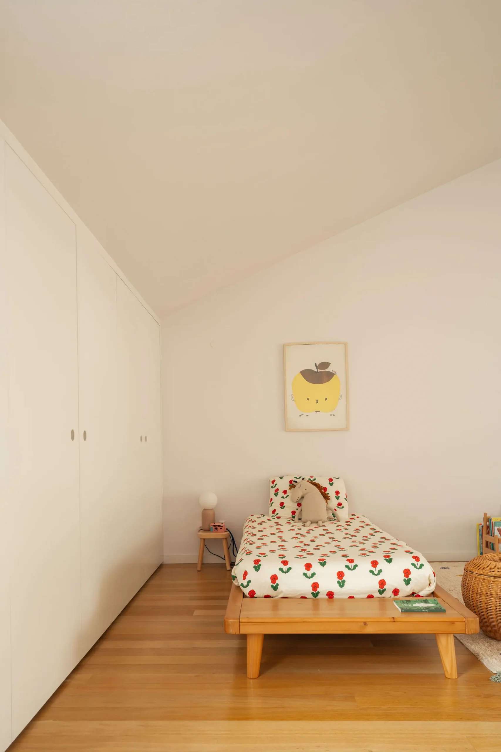 chambre mansardée enfant maison de ville Lisbonne décoration design chambre mansardée enfant maison de ville Lisbonne décoration design