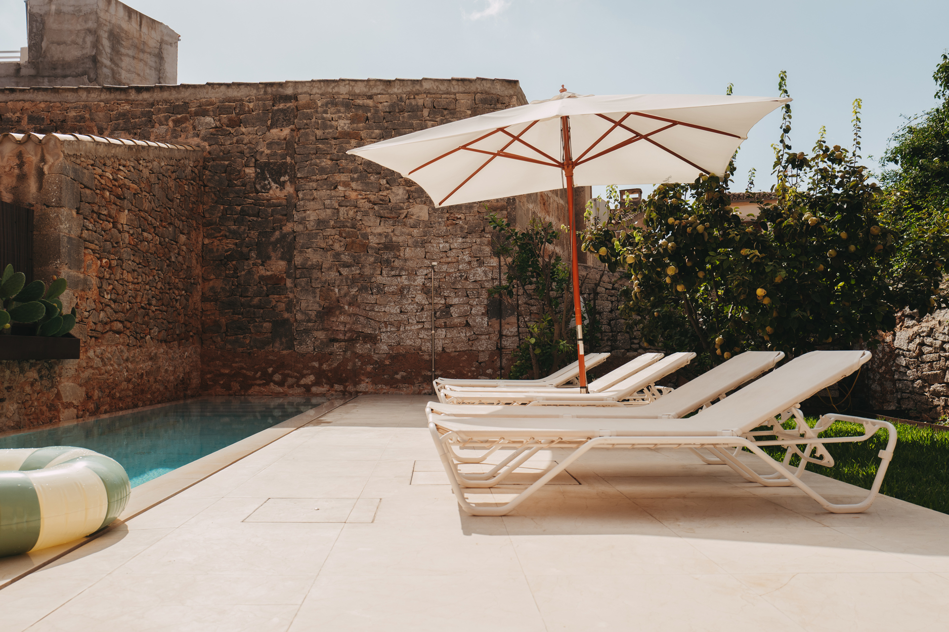 piscine sur terrasse murs en pierres maison ancienne Majorque piscine sur terrasse murs en pierres maison ancienne Majorque