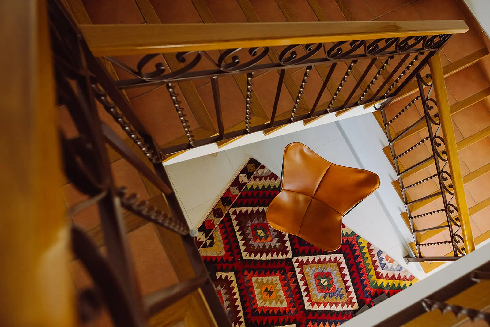 entrée avec tapis kilim et escalier bois et fer forgé maison Minorque avec piscine Can Bia entrée avec tapis kilim et escalier bois et fer forgé maison Minorque avec piscine Can Bia