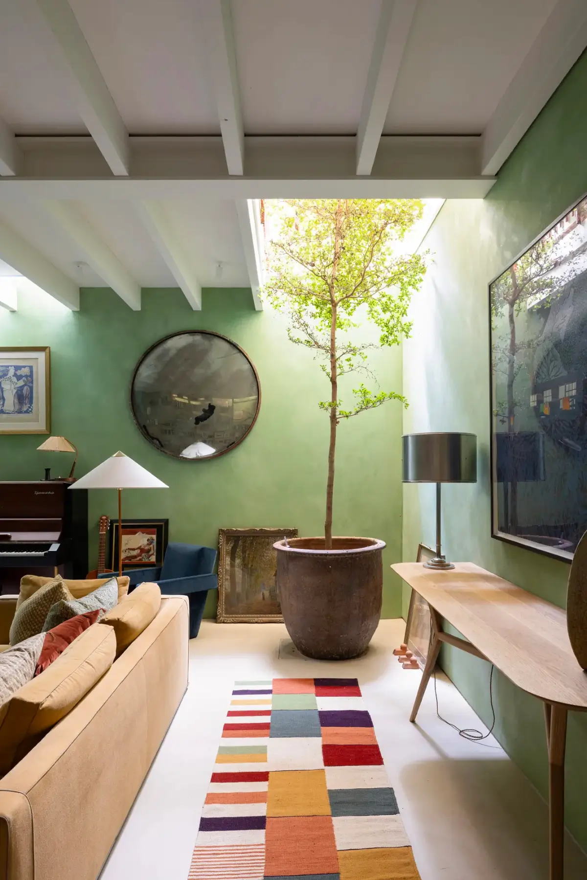 salon mur vert décoration contemporaine maison victorienne rénovée Londres salon mur vert décoration contemporaine maison victorienne rénovée Londres