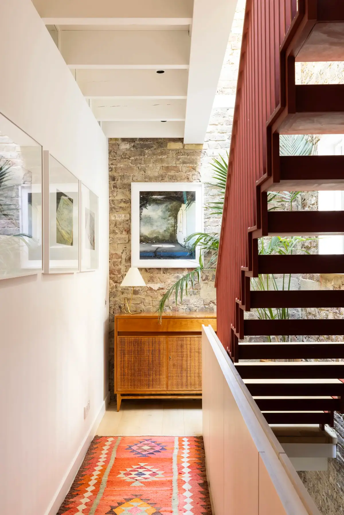 escalier contemporain métal dans maison ancienne avec mur briques patinées escalier contemporain métal dans maison ancienne avec mur briques patinées
