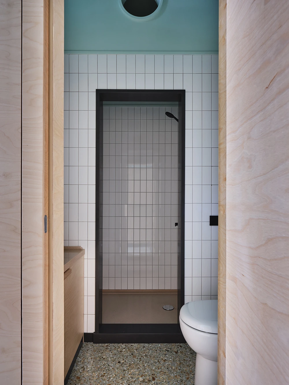 salle de bain studio 30m2 modernisé avec grande hauteur sous plafond