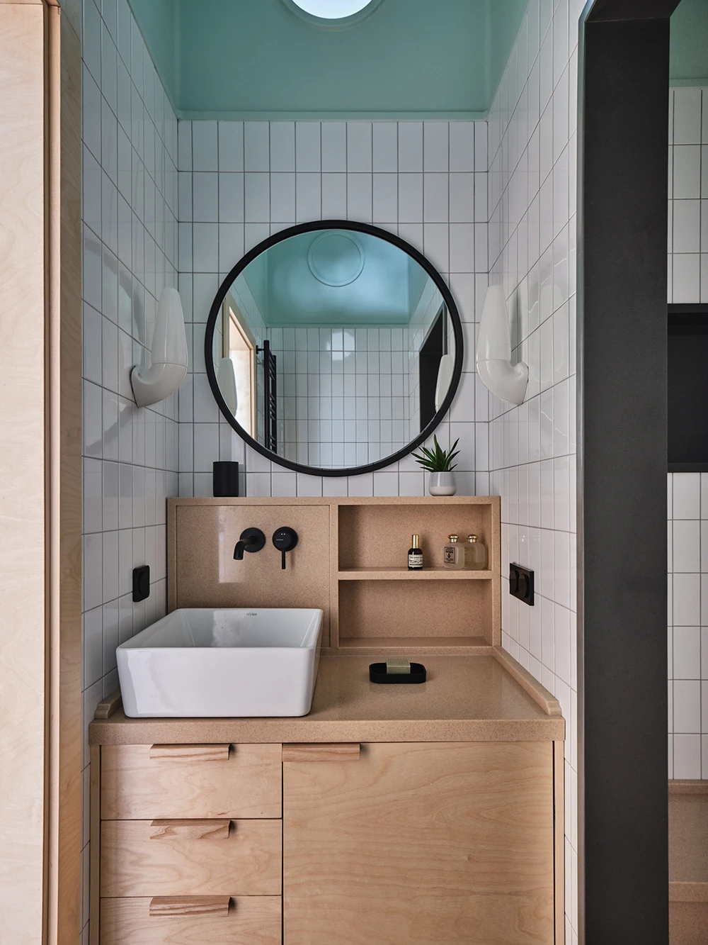 salle de bain studio 30m2 modernisé avec grande hauteur sous plafond