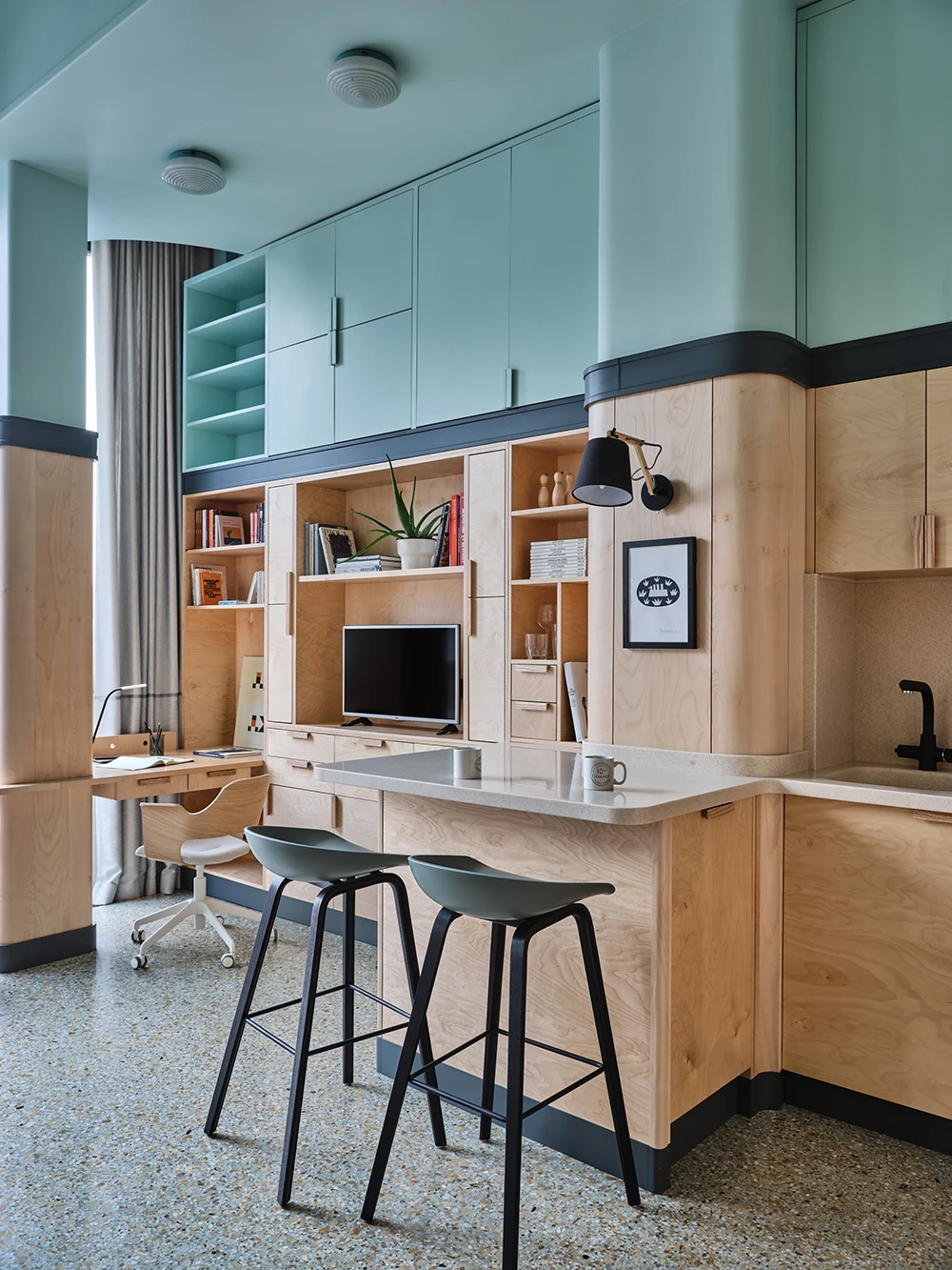 studio 30m2 modernisé avec grande hauteur sous plafond