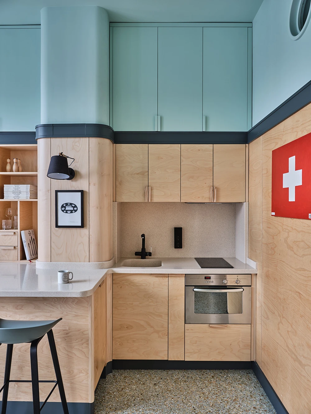 studio 30m2 modernisé avec grande hauteur sous plafond