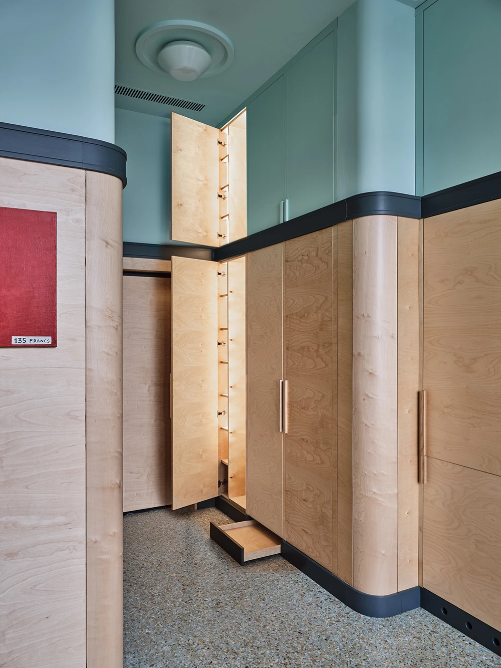 studio 30m2 modernisé avec grande hauteur sous plafond