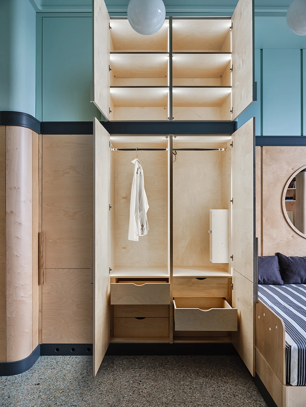studio 30m2 modernisé avec grande hauteur sous plafond