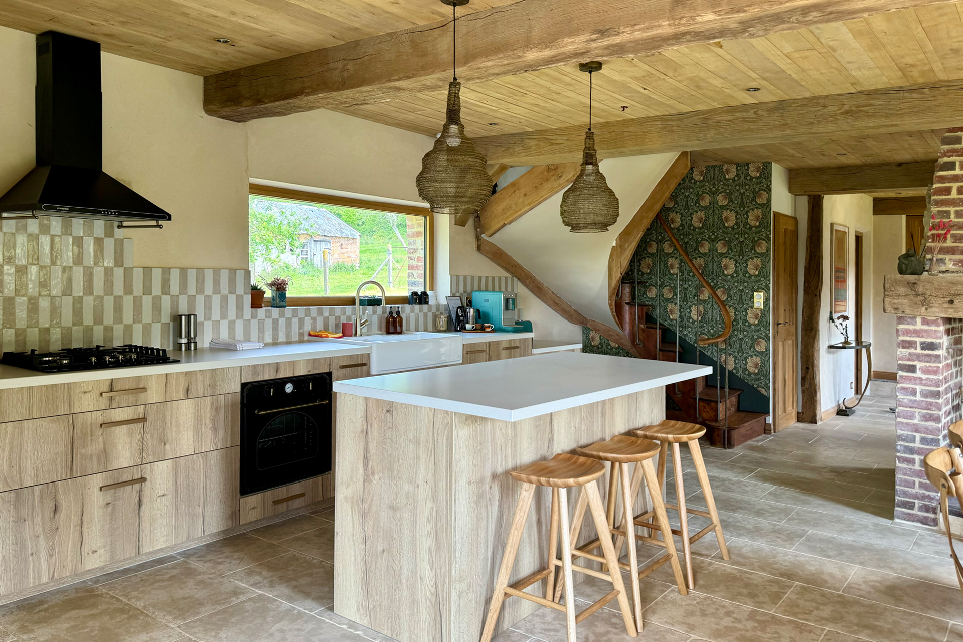 cuisine ouverte en bois clair décoration rustique chic maison ancienne rénovée à colombages en Normandie le Clos du Haut cuisine ouverte en bois clair décoration rustique chic maison ancienne rénovée à colombages en Normandie le Clos du Haut