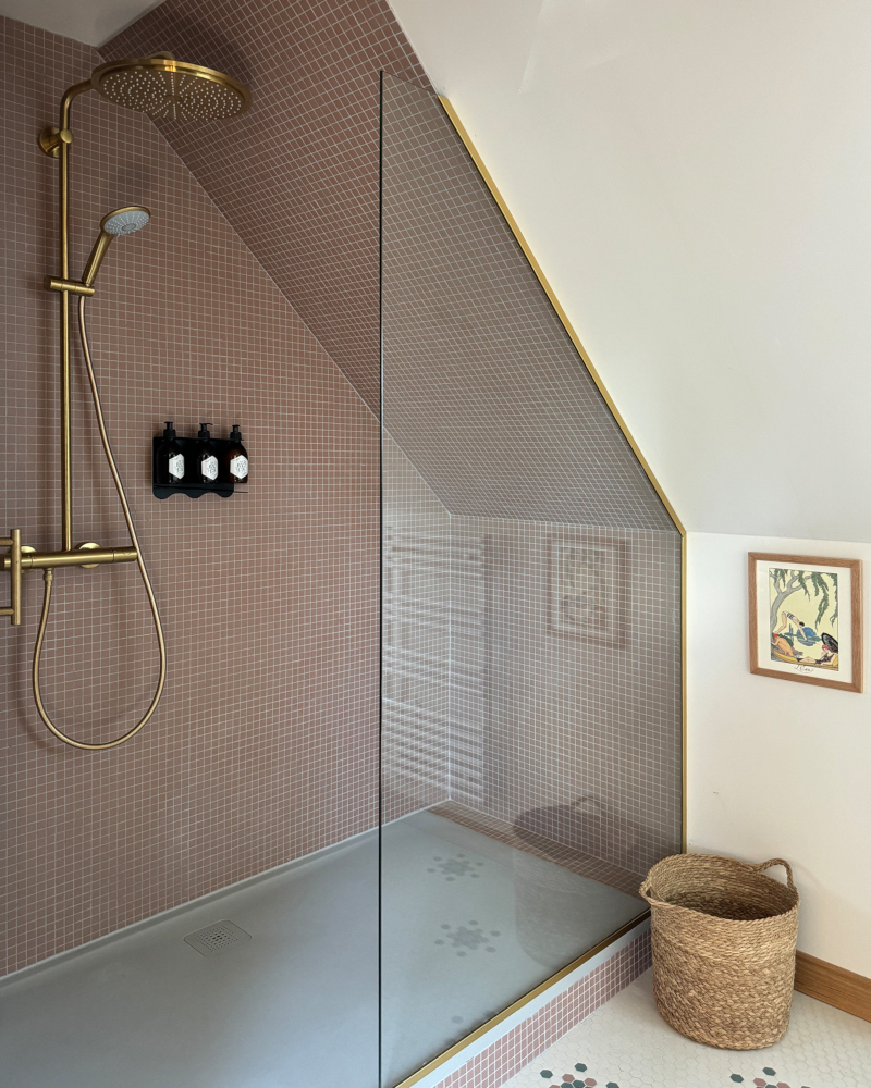 douche mansardée décoration rustique chic maison ancienne rénovée à colombages en Normandie le Clos du Haut douche mansardée décoration rustique chic maison ancienne rénovée à colombages en Normandie le Clos du Haut