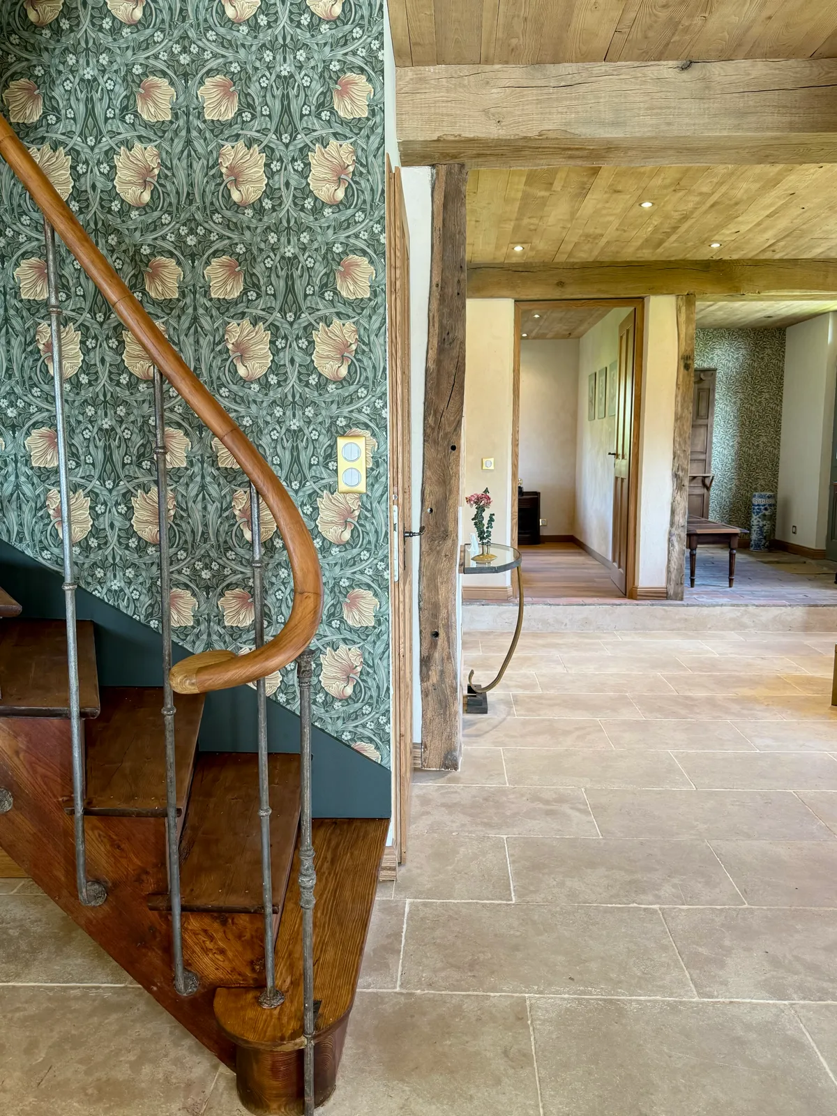 escalier papier-peint William Morris décoration rustique chic maison ancienne rénovée à colombages en Normandie le Clos du Haut escalier papier-peint William Morris décoration rustique chic maison ancienne rénovée à colombages en Normandie le Clos du Haut