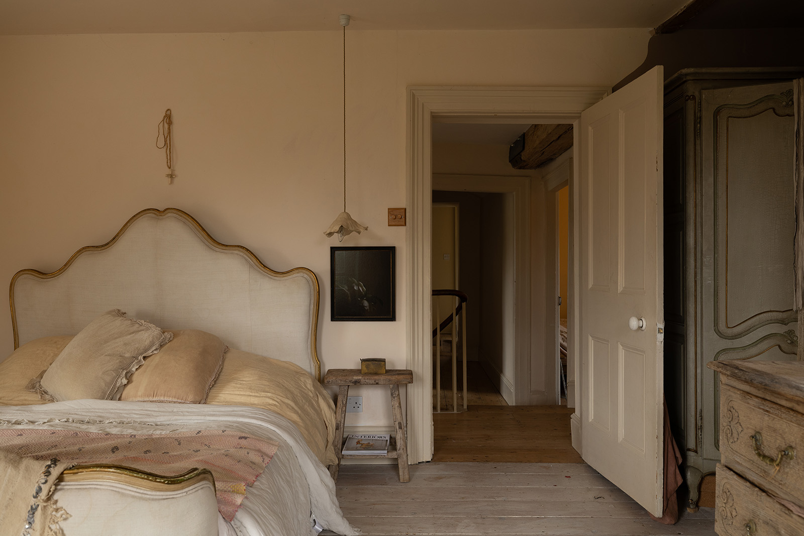 chambre maison historique des Cotswolds décoration classique chic beige chambre maison historique des Cotswolds décoration classique chic beige