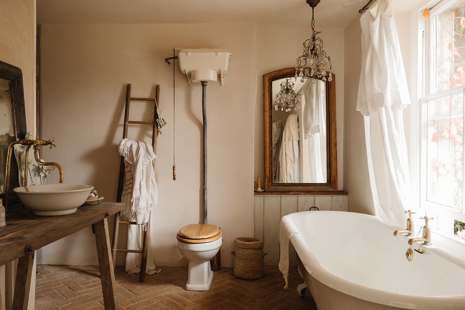 salle de bain maison historique des Cotswolds décoration classique chic beige salle de bain maison historique des Cotswolds décoration classique chic beige