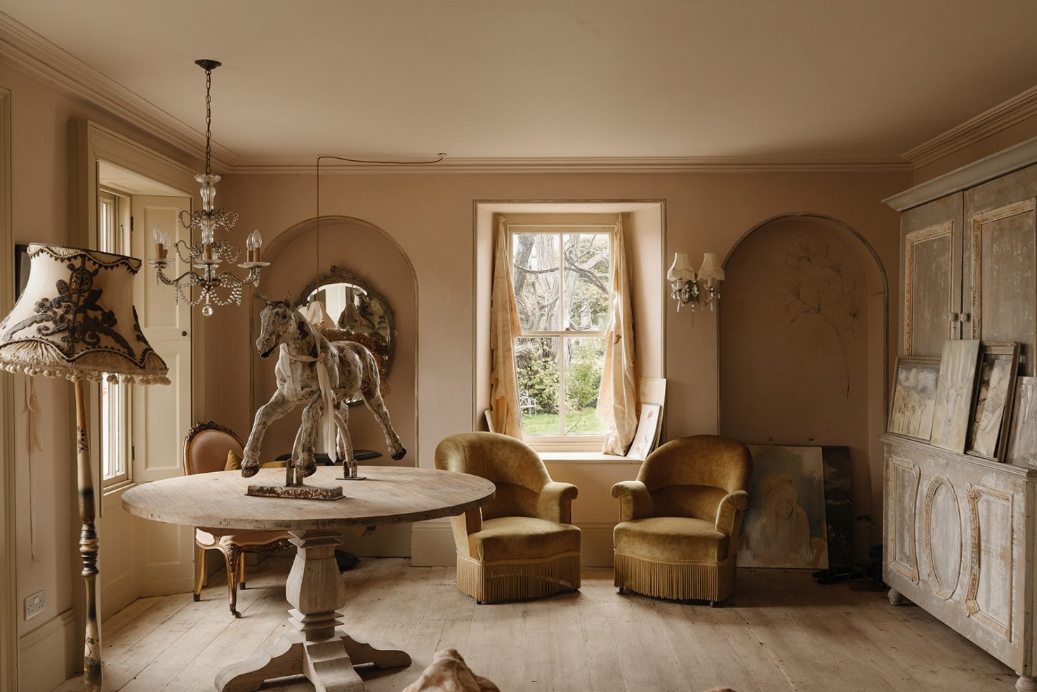 salon maison historique des Cotswolds décoration classique chic beige salon maison historique des Cotswolds décoration classique chic beige