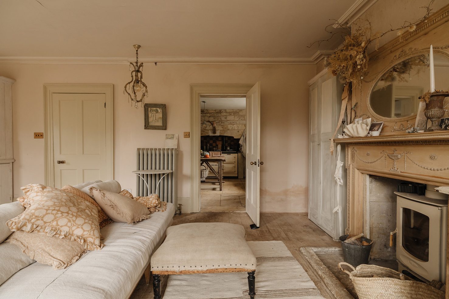 salon avec cheminée maison historique des Cotswolds décoration classique chic beige salon avec cheminée maison historique des Cotswolds décoration classique chic beige