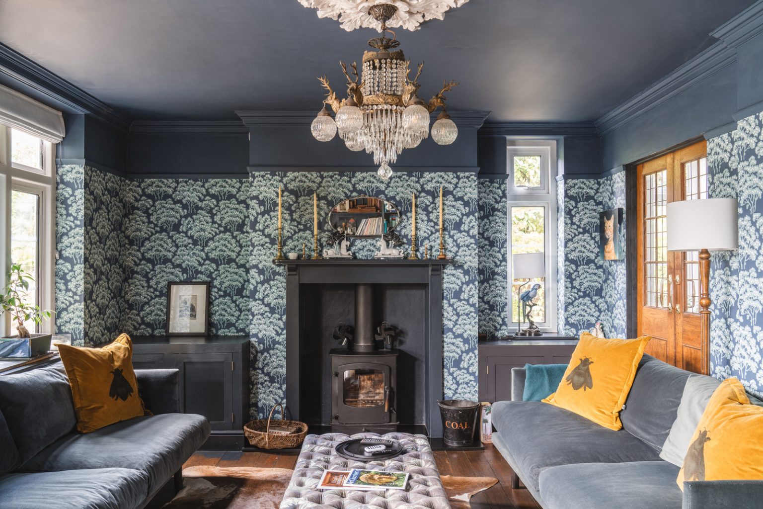 salon avec poêle à bois décoration vintage et maximaliste