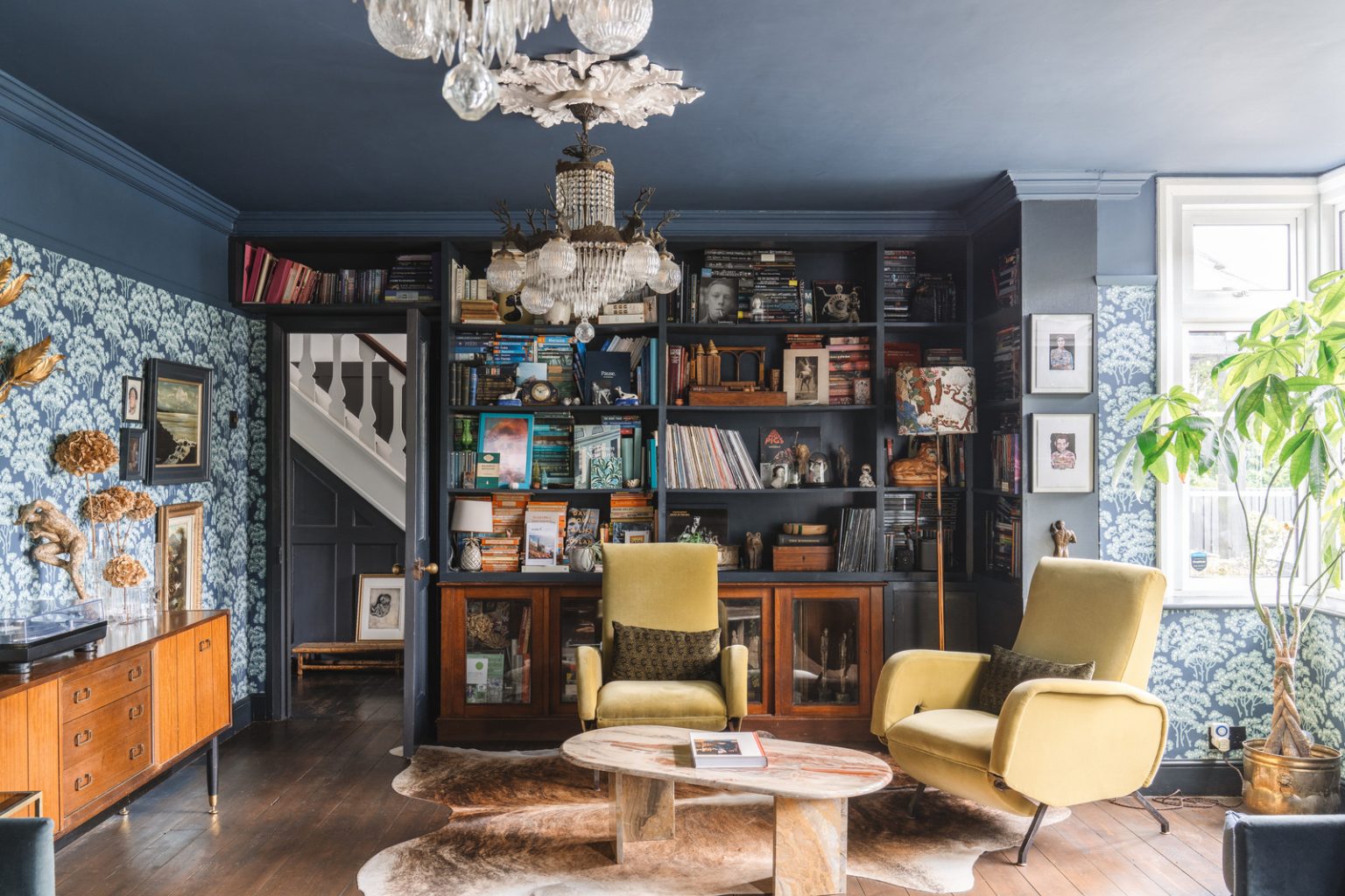 salon avec bibliothèque décoration vintage et maximaliste papier-peint bleu Hornbeam Farrow and Ball