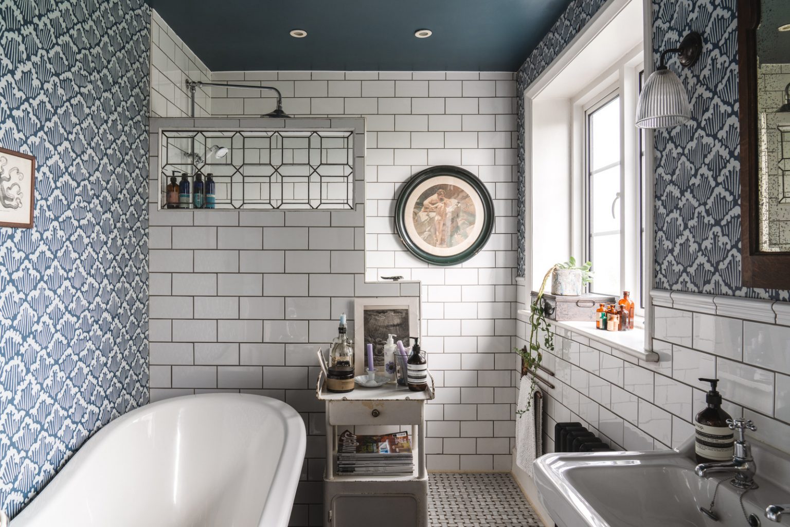 salle de bain rétro murs papier-peint bleu décoration vintage