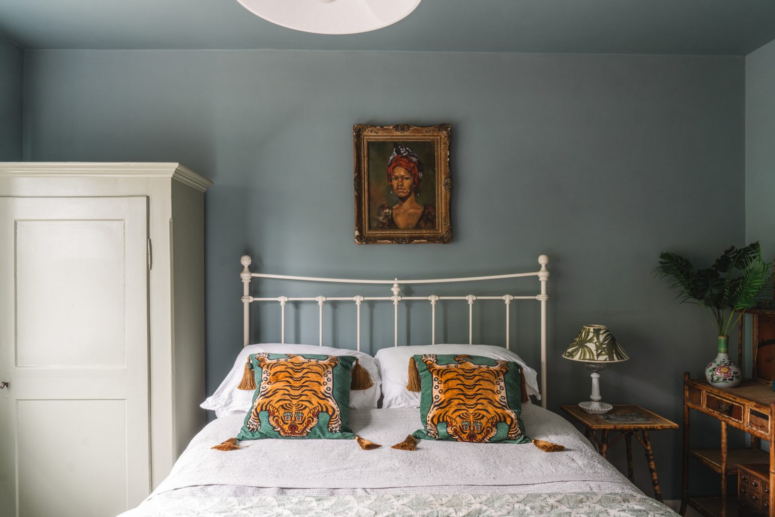 chambre murs bleus lit métal blanc anglais décoration vintage