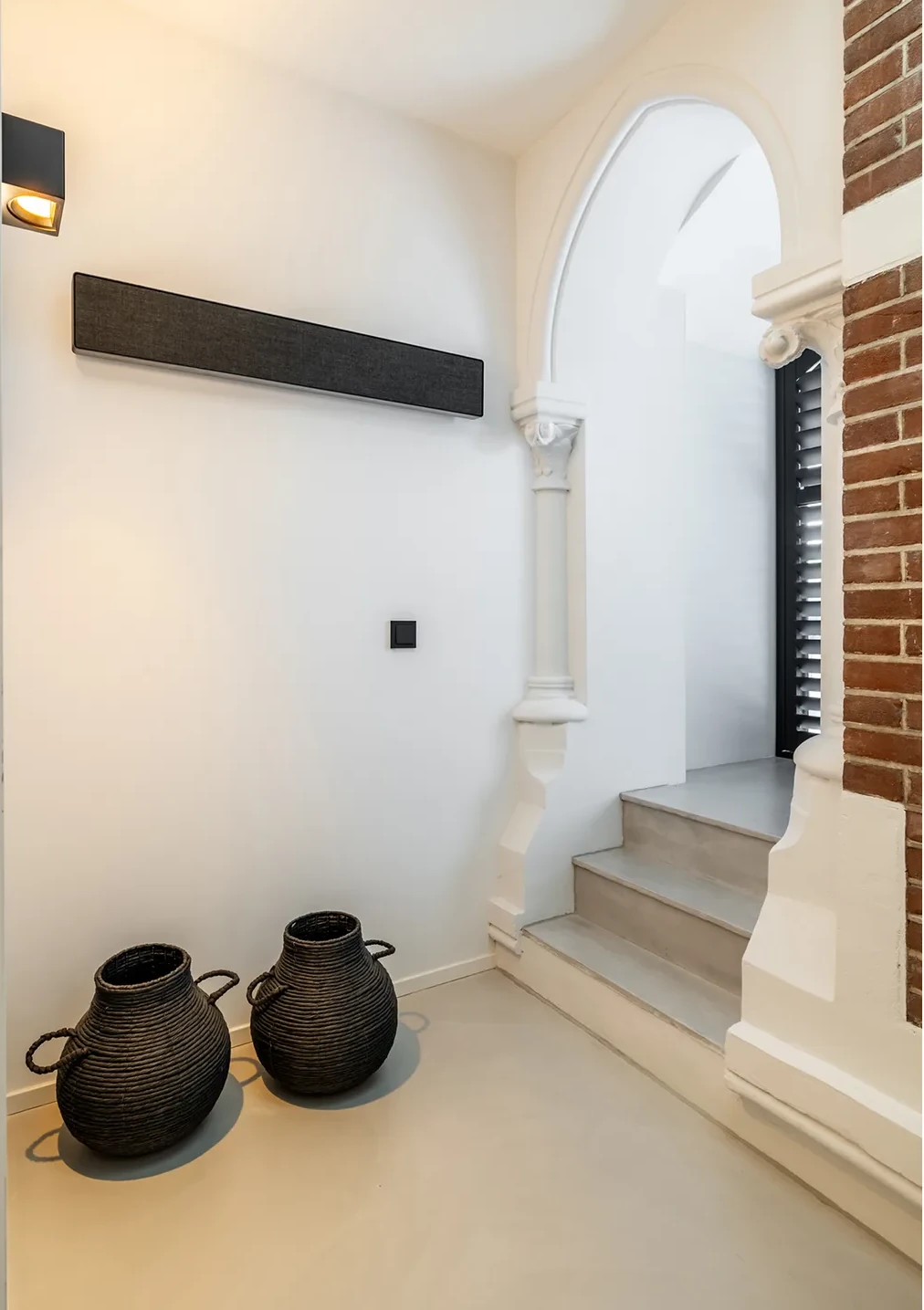 entrée avec colonnes néogothiques appartement design dans une ancienne église aux Pays-Bas