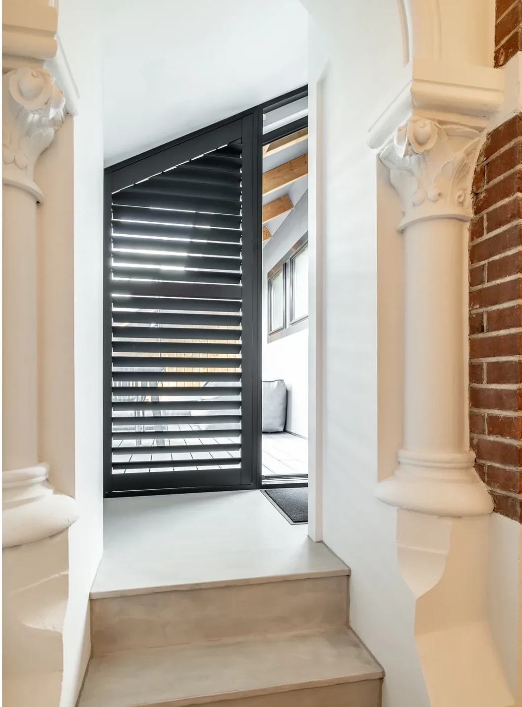 entrée avec colonnes néogothiques appartement design dans une ancienne église aux Pays-Bas